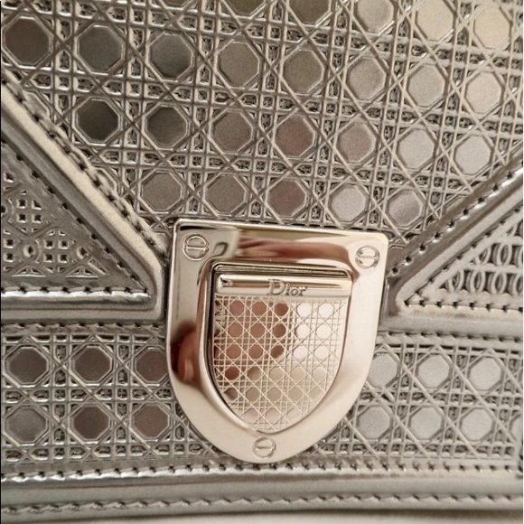 DIOR CLUTCH MINI DIORAMA silver leather cross body - Picture 6 of 8